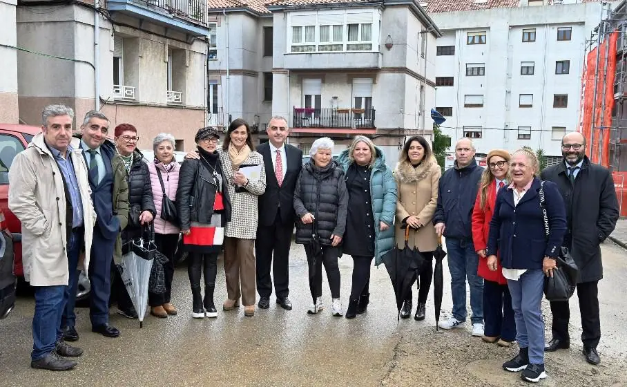 Las autoridades políticas con los vecinos en el barrio de Santander.