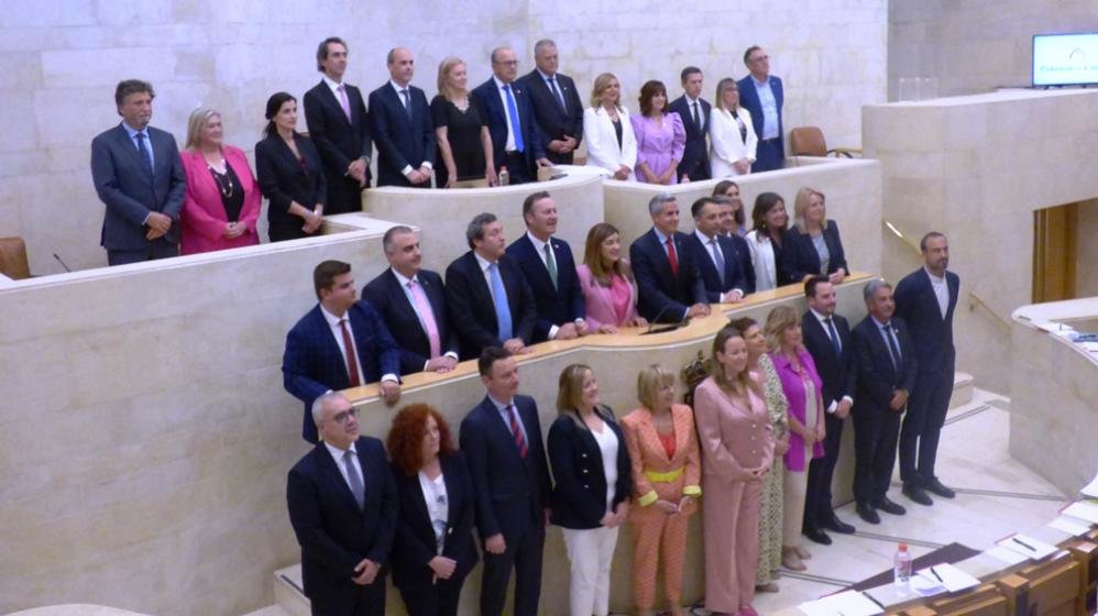 Los diputados regionales en el Parlamento. R.A.