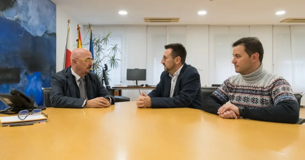 El consejero de Salud, César Pascual, se reúne con el alcalde de Colindres, Javier Incera.