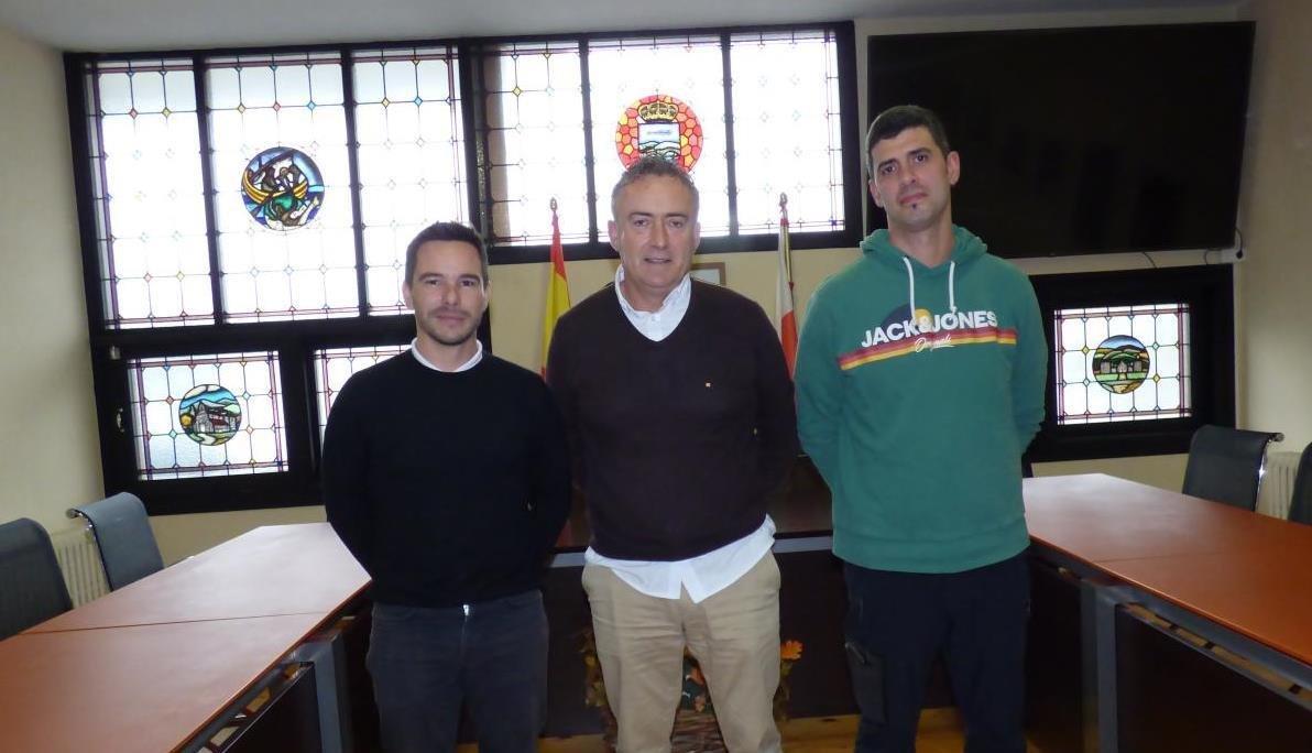 El alcalde Ángel Bordas en el centro, junto a Jose Ortiz, a la izquierda, y Cristian