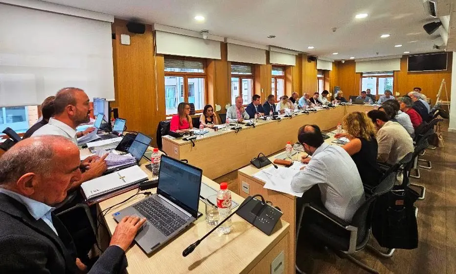 Los concejales en el Pleno de Torrelavega.