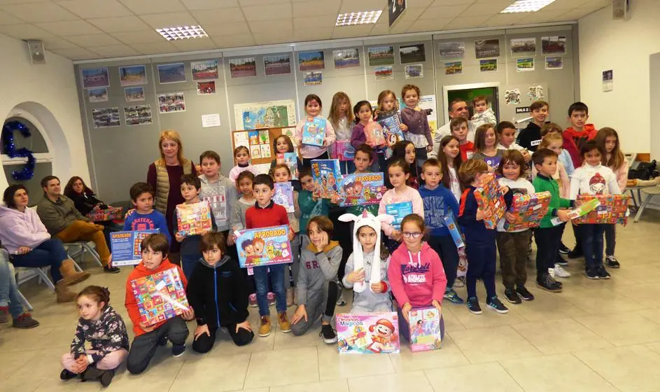 Acto de entrega de premios de los torneos y concurso de Navidad en Argoños. R.A.