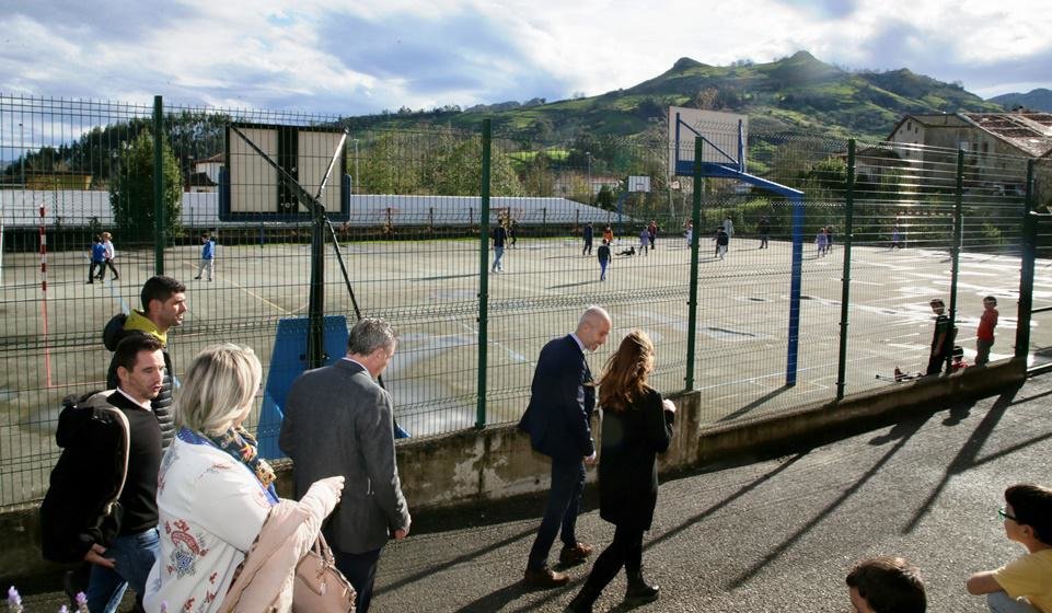 Las autoridades políticas visitan el colegio Eugenio Perojo, en Liérganes.