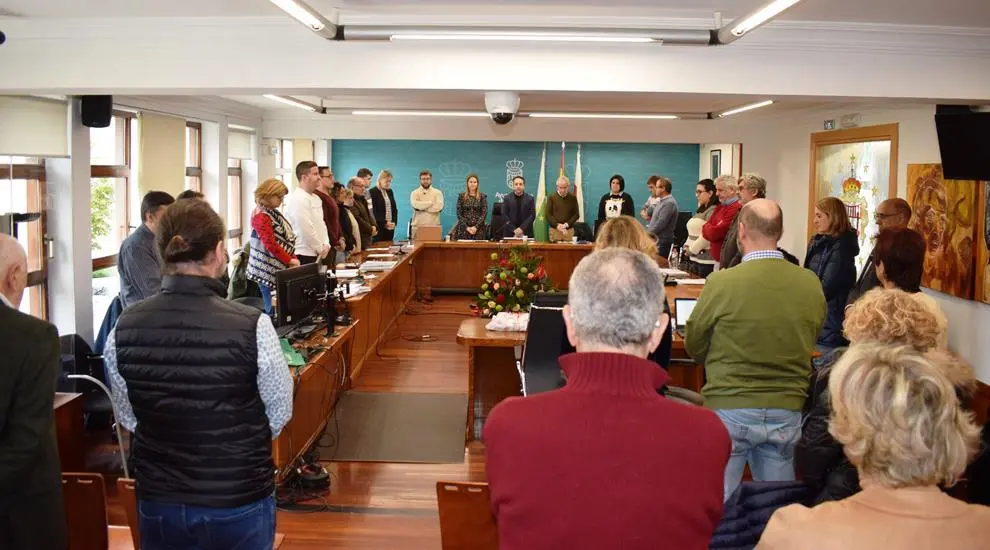 Minuto de silencio en honor a Gema Villegas en el Pleno de Piélagos.