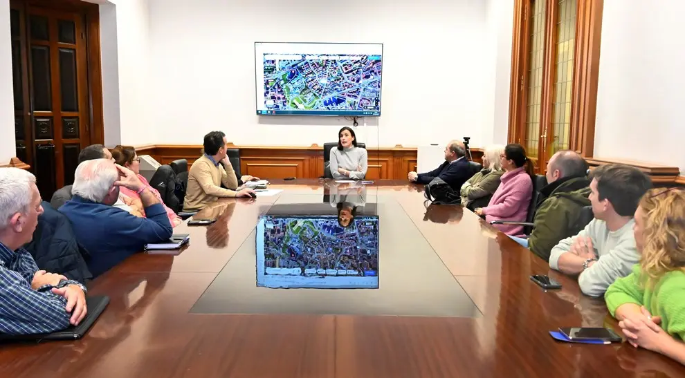 Reunión con vecinos de Cazoña., en Santander.