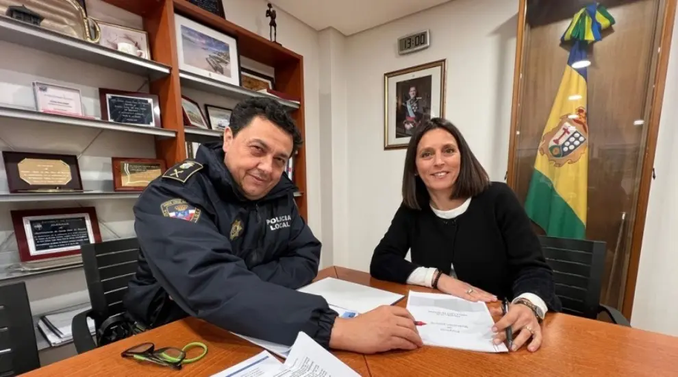 Liberto Pérez y Carmen Pérez Tejedor analizan el botellón en Santa Cruz de Bezana.