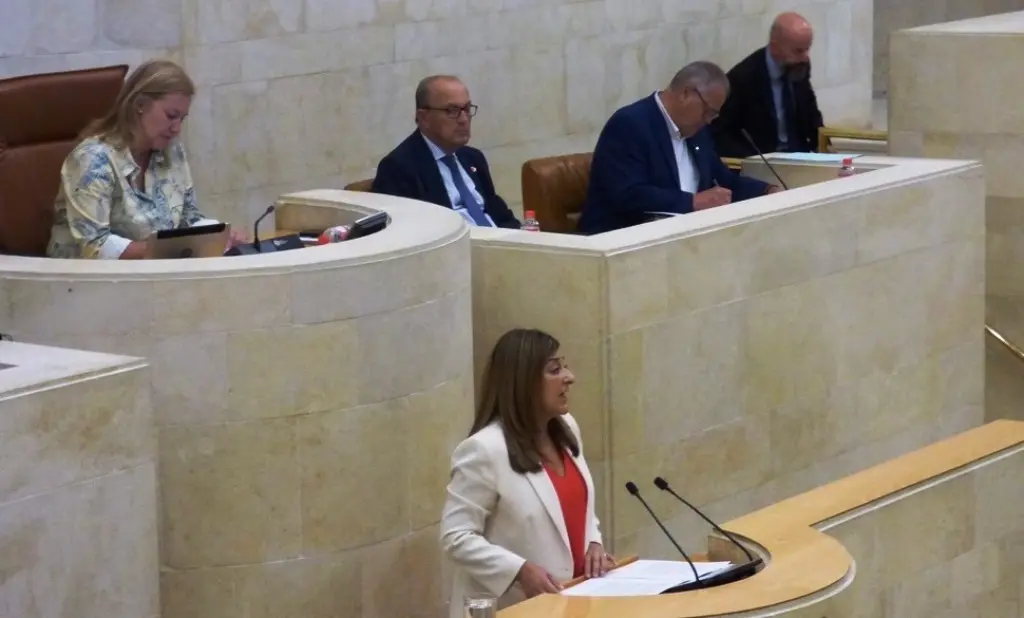 La presidenta regional, María José Sáenz de Buruaga (PP), en el Parlamento.