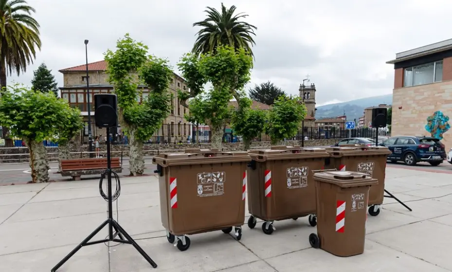 Contenedores en la Plaza de la Constitución, en Los Corrales de Buelna.