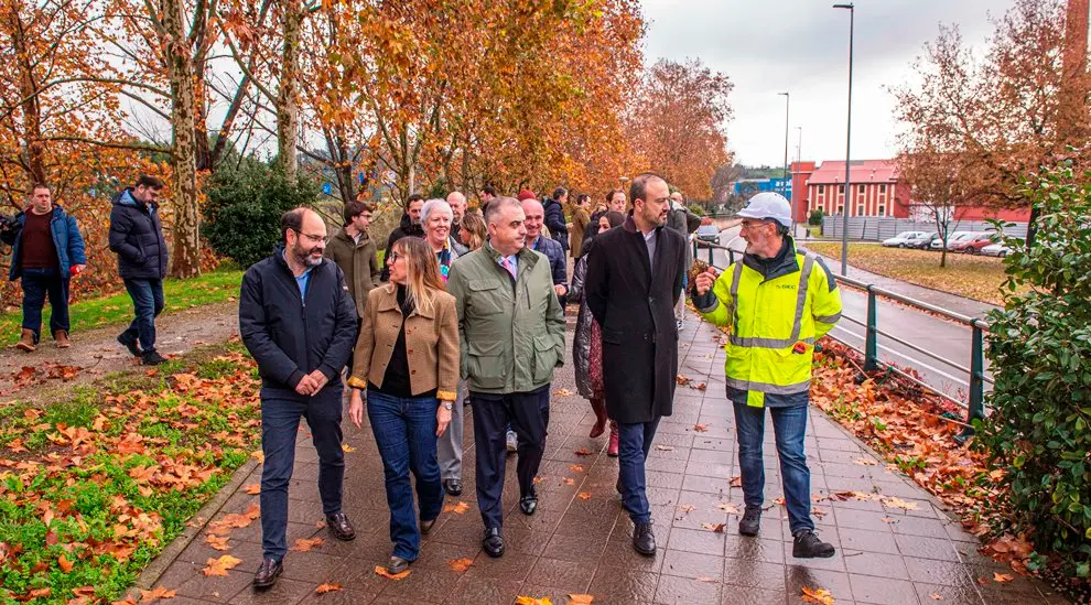 Las autoridades políticas visitan la obra en Torrelavega.