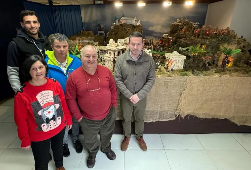 El alcalde visitó el belén en Ramales de la Victoria.