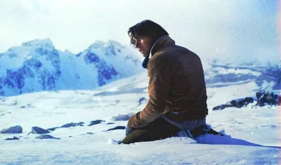 El protagonista principal de la película en la nieve.