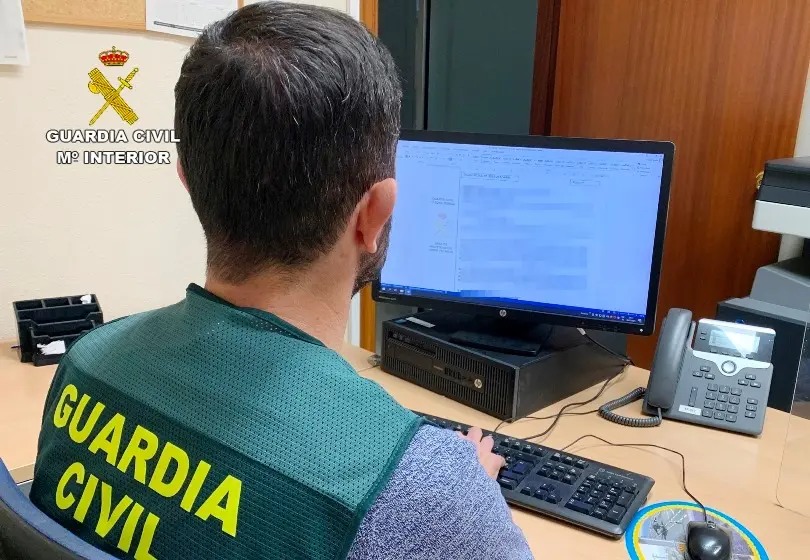 La Guardia Civil sigue las estafas online.