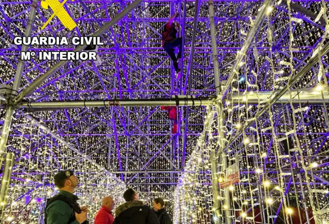 Dron en el árbol de la Navidad en Cartes.