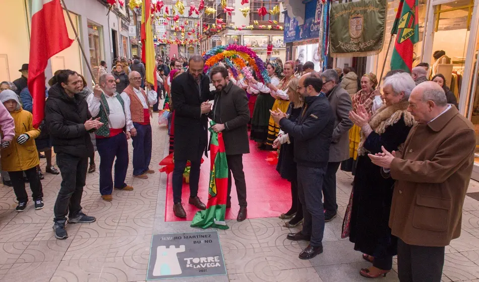 Un momento del descubrimiento dela placa en Torrelavega.