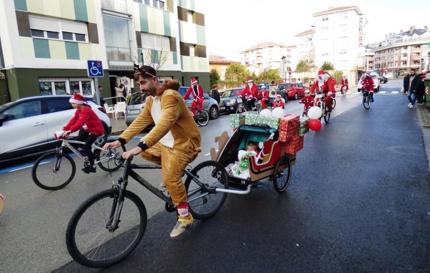 Los participantes en la Biciclaus recorrieron las calles de Colindres. R.A.
