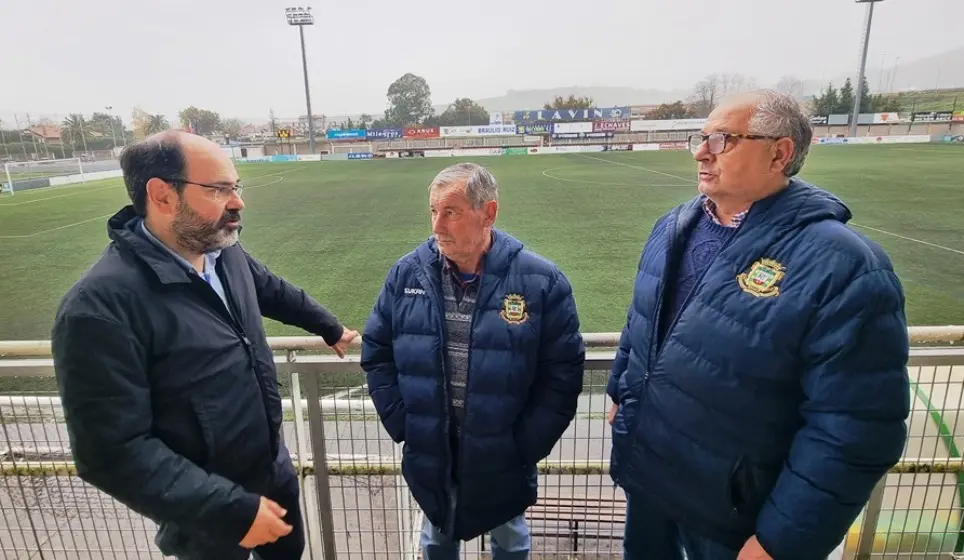 Urraca junto a directivos del Tropezón en los campos de fútbol de San Ana.