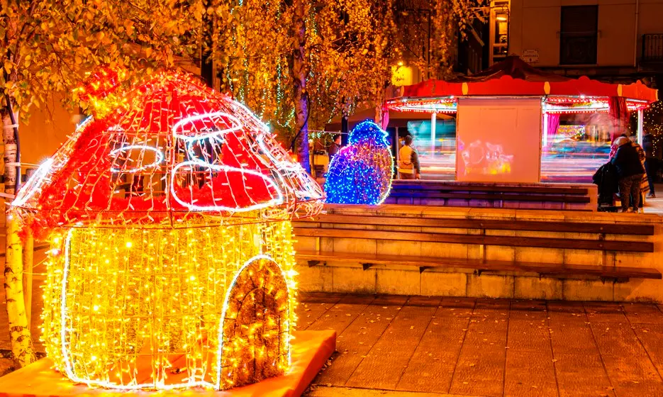 Figuras iluminadas de los niños en Torrelavega.