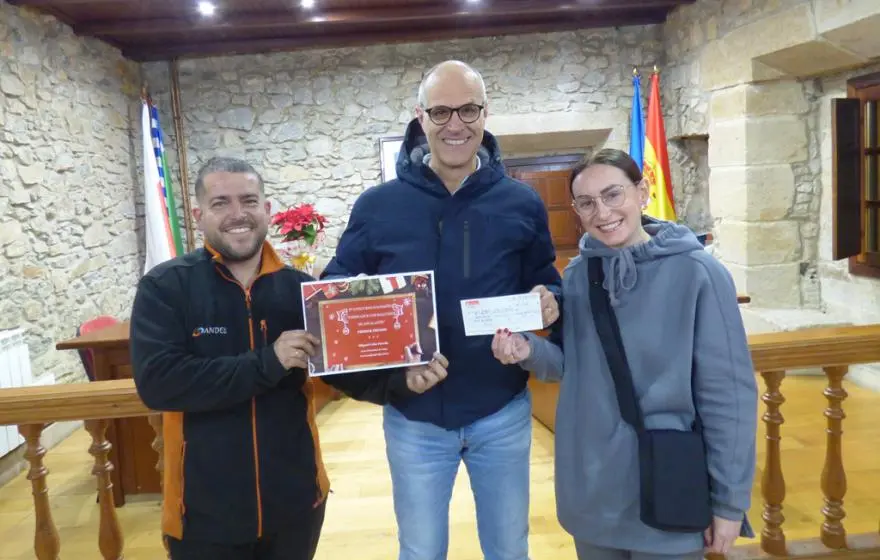 El ganador del Concurso con el alcalde Francisco Sarabia. R.A.
