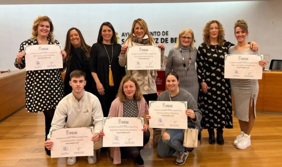 Acto de entrega de los premios del Concurso de Escaparates en el salón de Plenos.