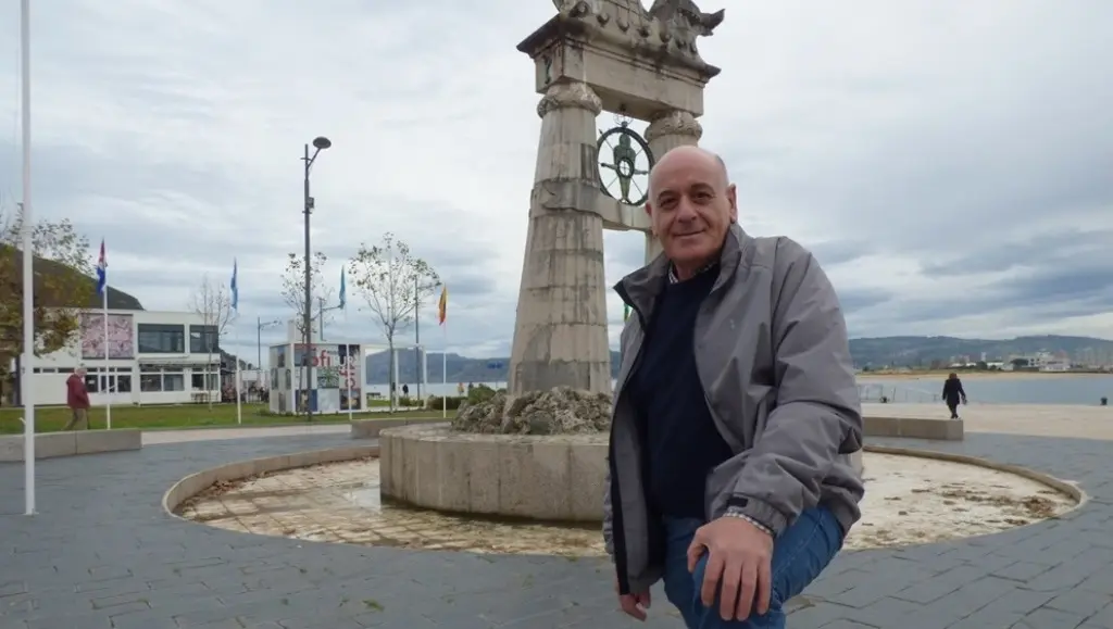 El presidente de la Asociación en el monumento a Juan de la Cosa. R.A.