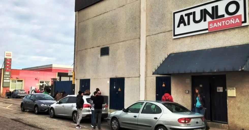 Trabajadores fuera de la empresa Atunlo, en Santoña. R.A.