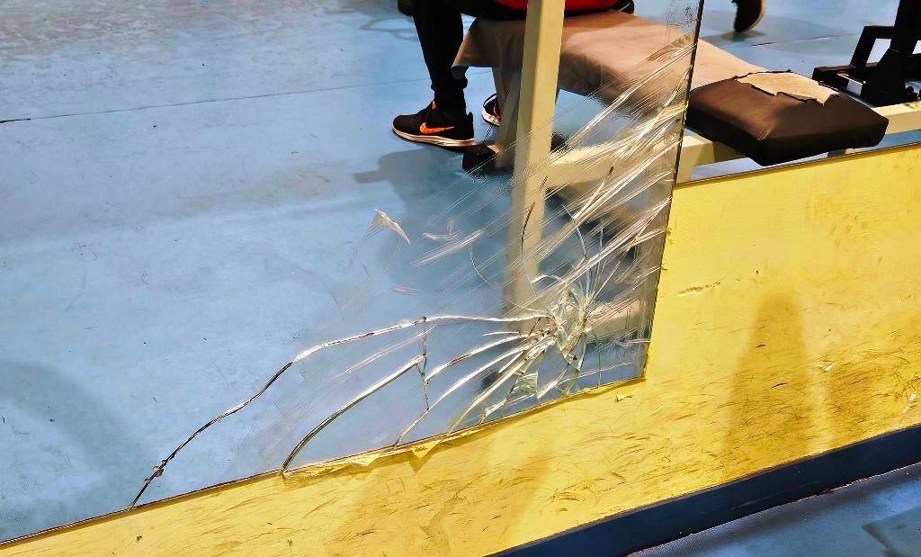 Espejo roto en el gimnasio de Santoña. Iban Ortiz (Facebook)
