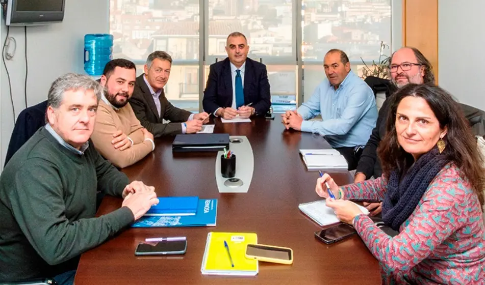 El consejero de Fomento, Ordenación del Territorio y Medio Ambiente, Roberto Media, recibe al alcalde de Campoo de Enmedio, Pedro Manuel Martínez.