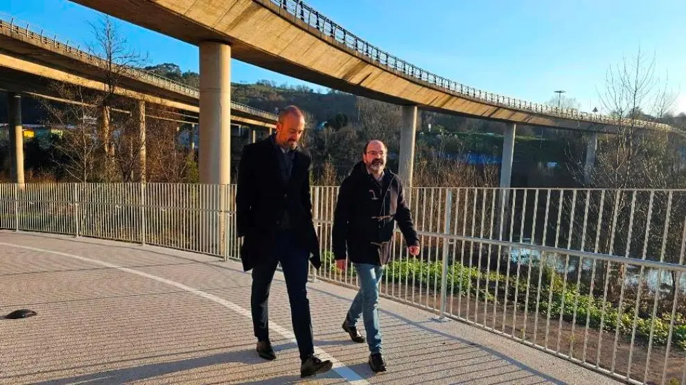 Las autoridades políticas visitan la rampa pasarela en Torrelavega.