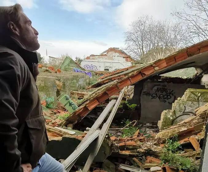 El portavoz del PRC, Felipe Piña, junto a las ruinas de La Remonta.