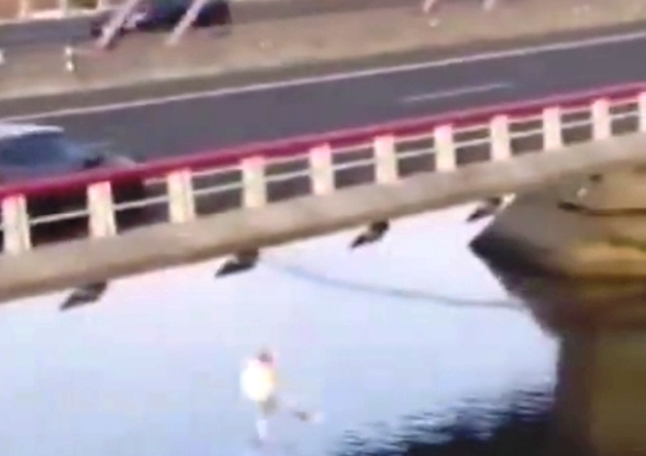 Salto del joven a la ría del Asón.