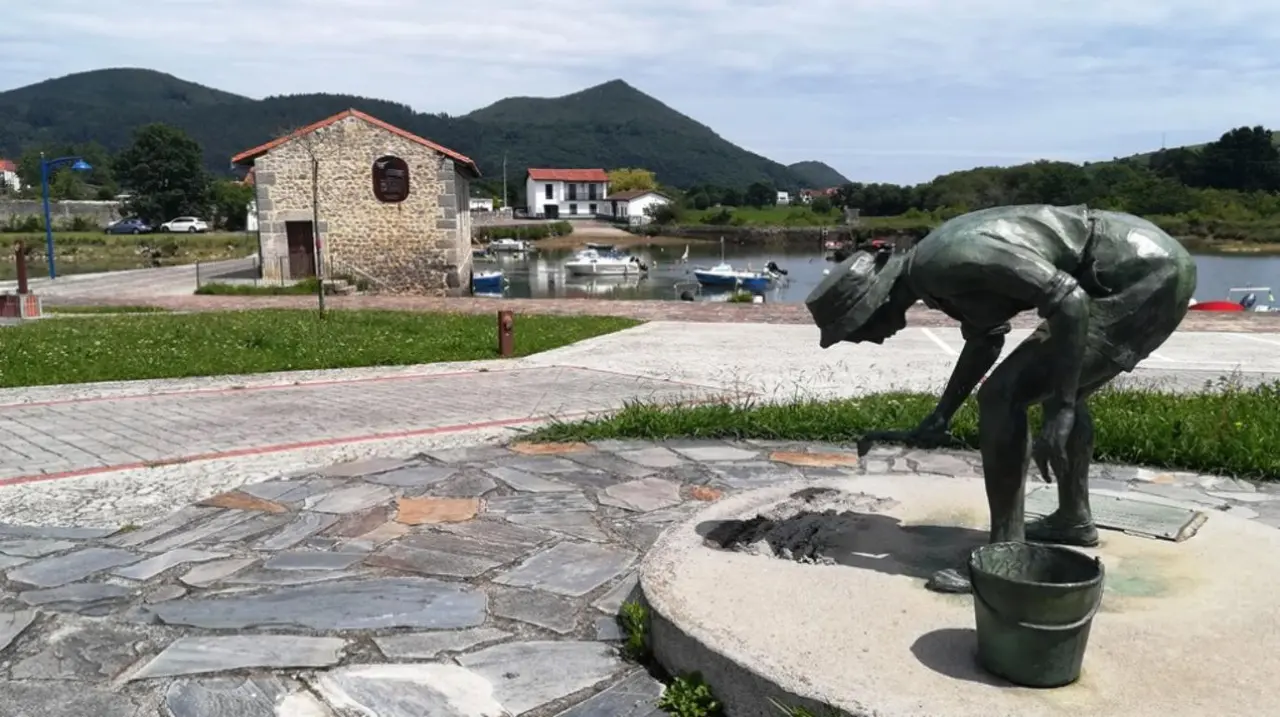 Molino y escultura en la zona del Rivero, en Argoños. R.A.