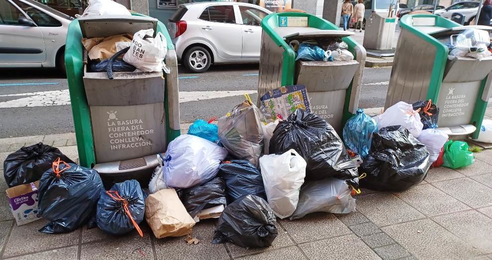 Contenedores de basura en la calle Castilla-Hermida.