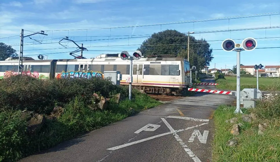 Paso a nivel en la calle La Reina, en Bezana.