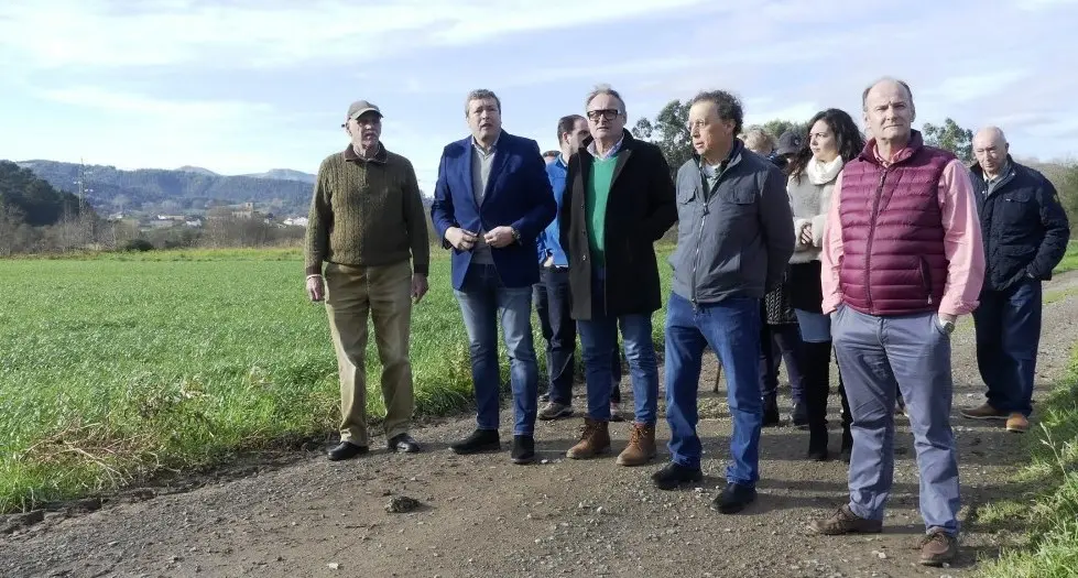 Las autoridades políticas en Carasa, en Voto.