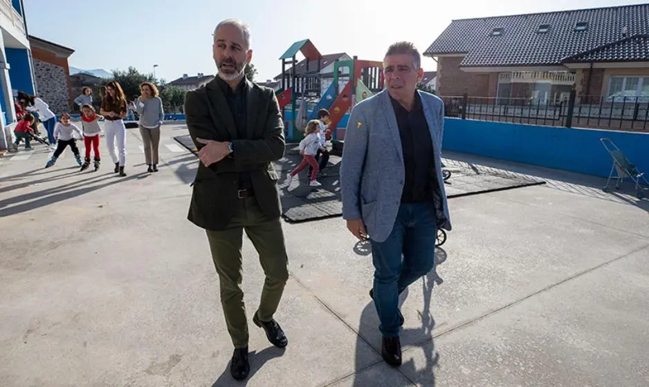 Las autoridades políticas visitan el centro escolar. de Argoños.