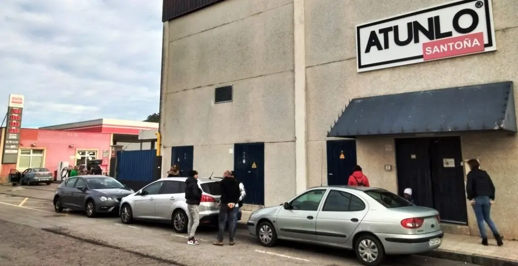 Trabajadores fuera de la empresa Atunlo en Santoña. R.A.