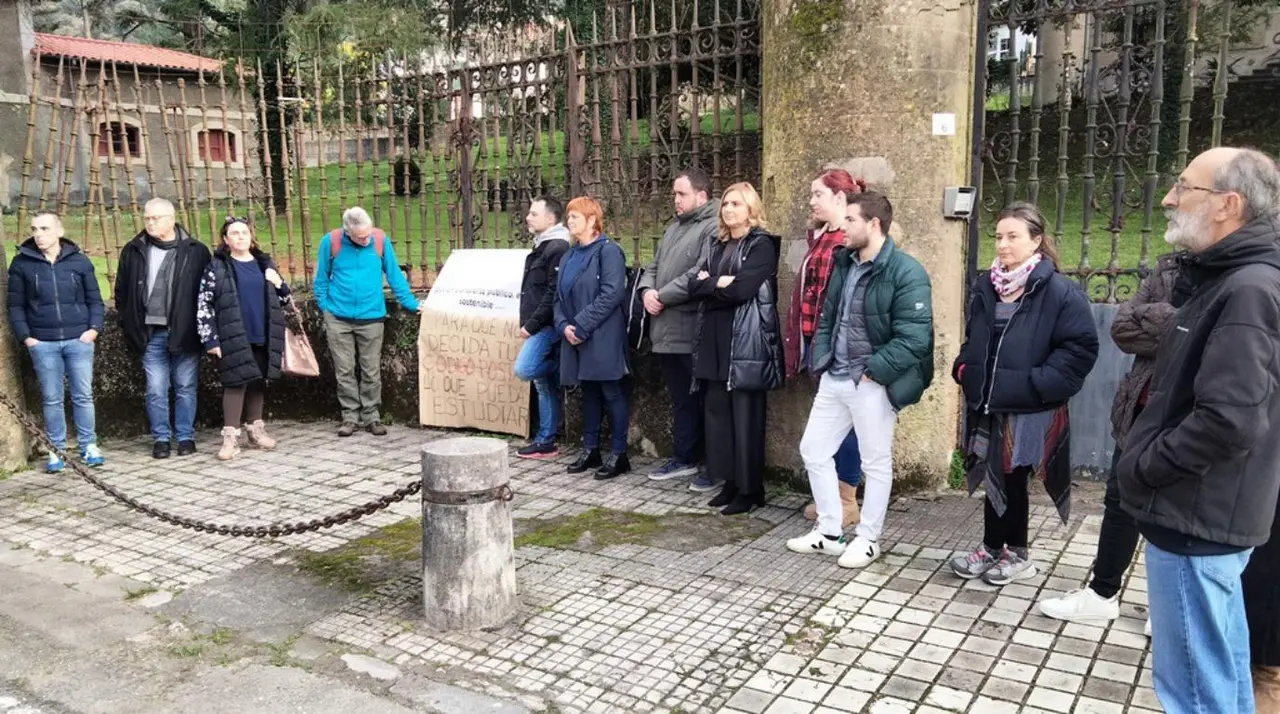 Un momento de la concentración en Limpias. R.A.