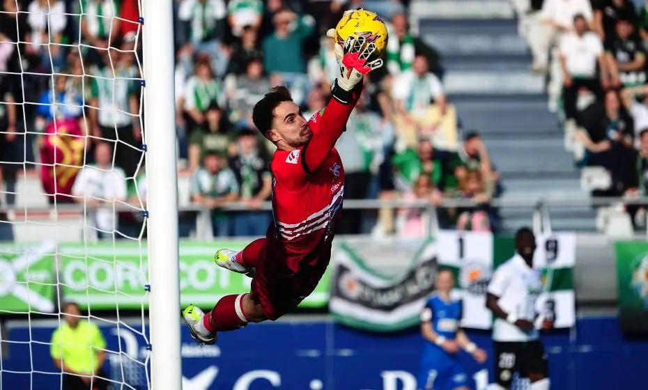 El portero visitante evitó el empate del Amorebieta.