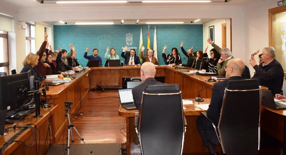 Los concejales en el salón de sesiones de Piélagos.