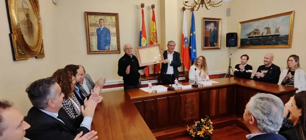 Un momento del acto en el salón de Plenos de Suances.