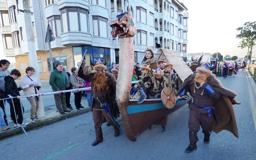 Los vikingos con su barco. R.A.