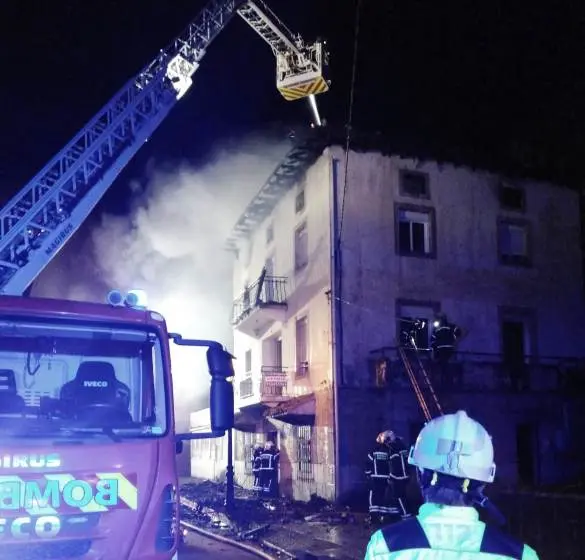 Un momento del incendio en Colindres.