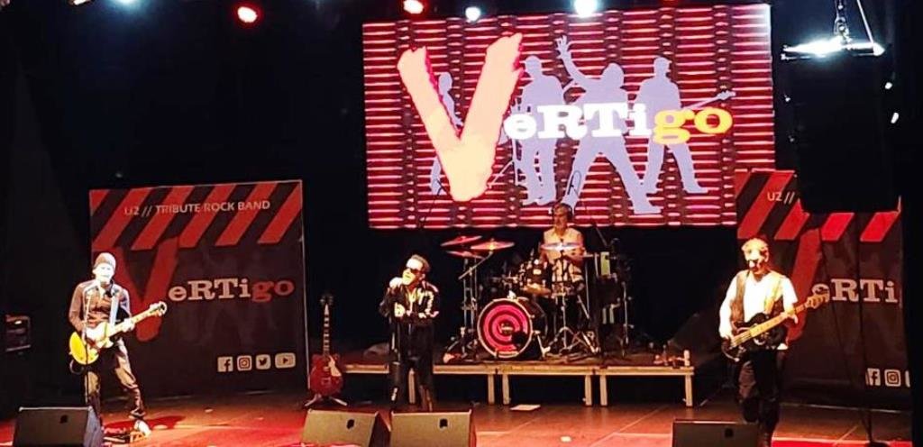 Los componentes de 'Vértigo' sobre el escenario.