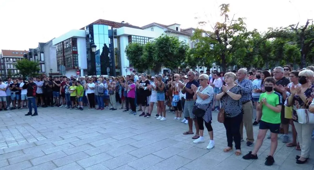 Minuto de silencio en Colindres. R.A.