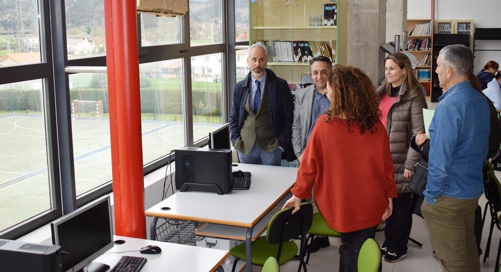 Las autoridades políticas y educativas visitan el instituto en Renedo.