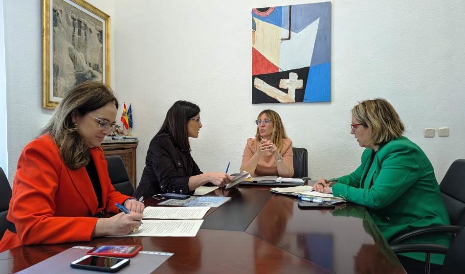 Reunión entre la delegada del Gobierno, Eugenia Gómez de Diego, y la alcaldesa de Santander, Gema Igual.