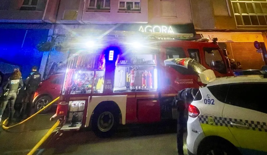 Los Bomberos en el incendio en Santander.