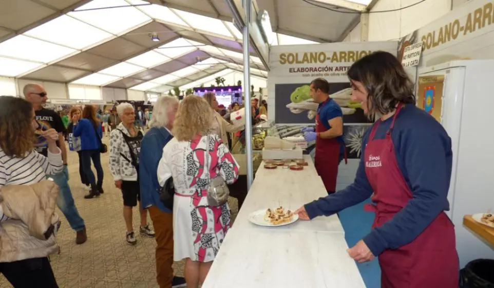 Expositor de conservas en la Feria de la Anchoa. R.A.