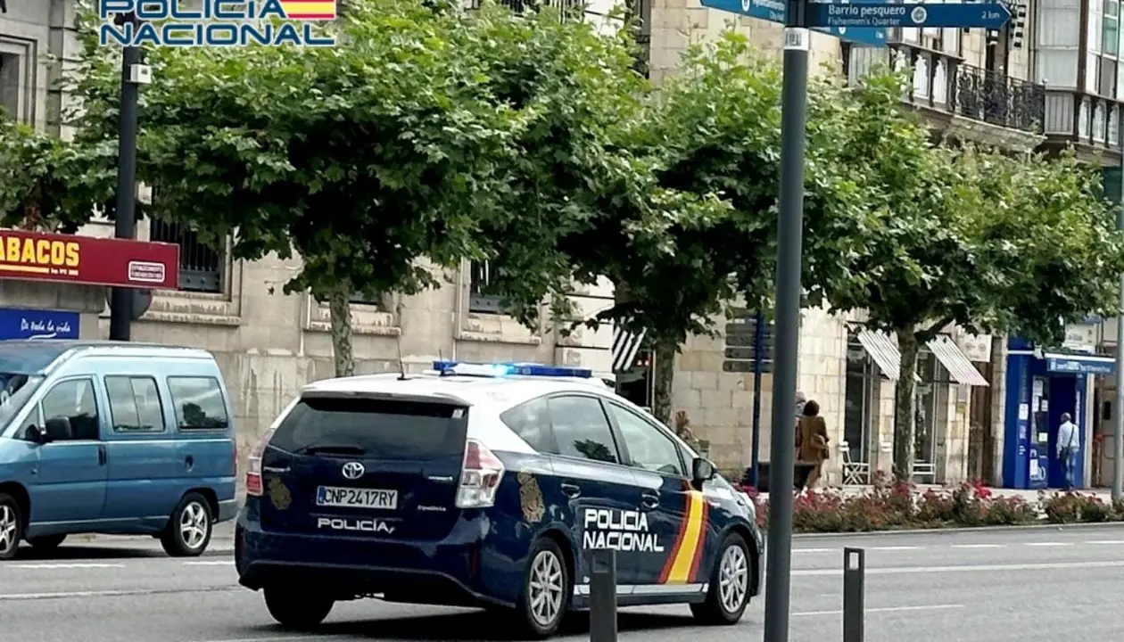 Agentes de la Policía Nacional en su vehículo.