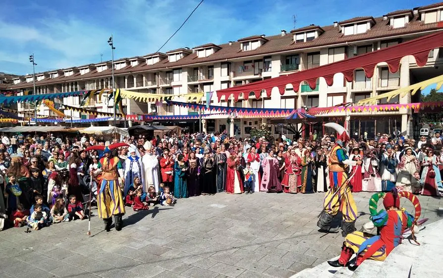 Los bufones dieron ambiente al acto. R.A.